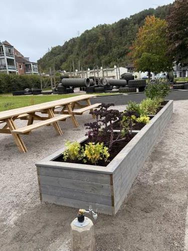 Universelt utformet underlag og lange plantekasser.
